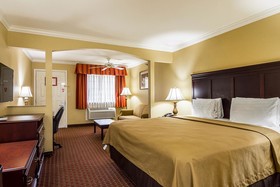 Econo Lodge Inn & Suites