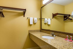 Econo Lodge Inn & Suites
