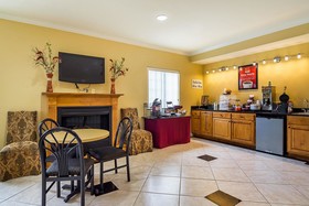 Econo Lodge Inn & Suites