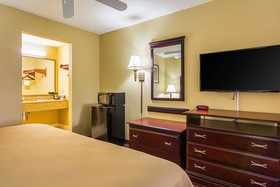 Econo Lodge Inn & Suites