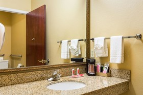 Econo Lodge Inn & Suites