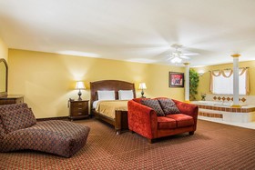 Econo Lodge Inn & Suites