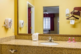 Econo Lodge Inn & Suites