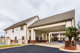 Econo Lodge Inn & Suites