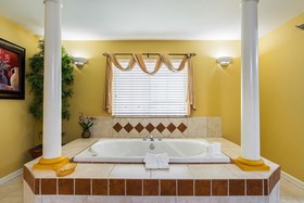 Econo Lodge Inn & Suites