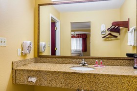 Econo Lodge Inn & Suites