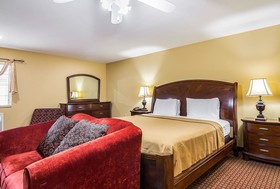 Econo Lodge Inn & Suites