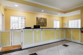 Econo Lodge Inn & Suites