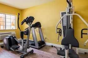 Econo Lodge Inn & Suites