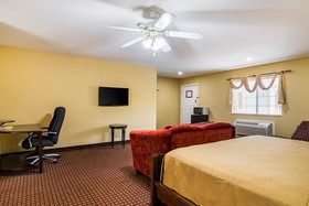 Econo Lodge Inn & Suites