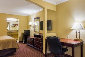 Econo Lodge Inn & Suites
