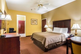 Econo Lodge Inn & Suites