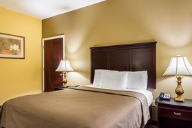 Econo Lodge Inn & Suites