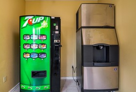 Econo Lodge Inn & Suites