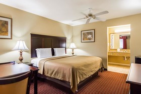 Econo Lodge Inn & Suites