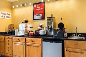 Econo Lodge Inn & Suites