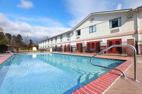 Holiday Inn Express Hotel & Suites Camden