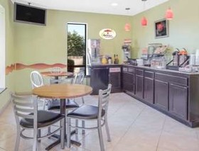 Super 8 by Wyndham Clarksville AR
