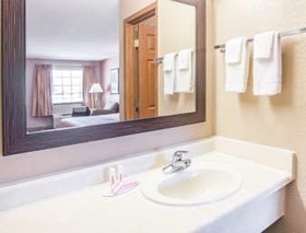 Super 8 by Wyndham Clinton