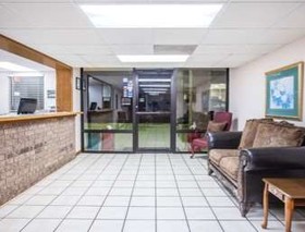 Super 8 by Wyndham Clinton