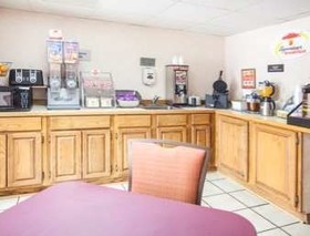 Super 8 by Wyndham Clinton