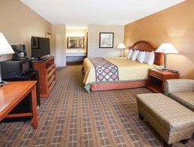 Super 8 by Wyndham Clinton