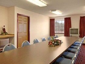 Super 8 by Wyndham Clinton