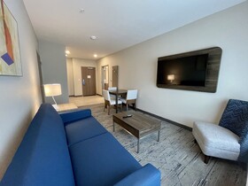 Holiday Inn Express & Suites Ft. Smith - Airport