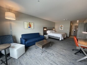 Holiday Inn Express & Suites Ft. Smith - Airport