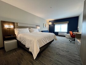 Holiday Inn Express & Suites Ft. Smith - Airport