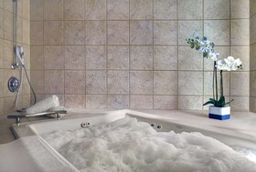 Embassy Suites by Hilton Hot Springs Hotel & Spa