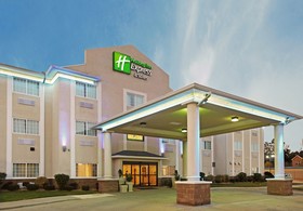 Holiday Inn Express & Suites Magnolia-Lake Columbia