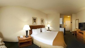 Holiday Inn Express & Suites Magnolia-Lake Columbia