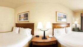 Holiday Inn Express & Suites Magnolia-Lake Columbia