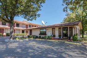 The Parkwood Inn & Suites