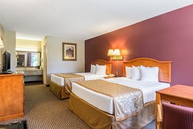 The Parkwood Inn & Suites