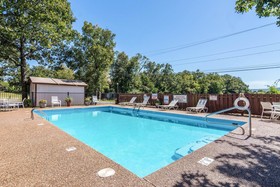 The Parkwood Inn & Suites