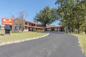The Parkwood Inn & Suites