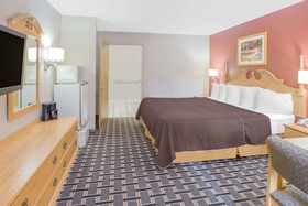 Days Inn & Suites by Wyndham Pine Bluff