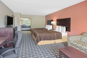 Days Inn & Suites by Wyndham Pine Bluff
