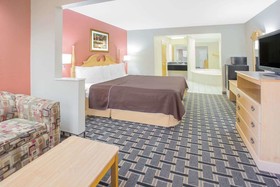 Days Inn & Suites by Wyndham Pine Bluff