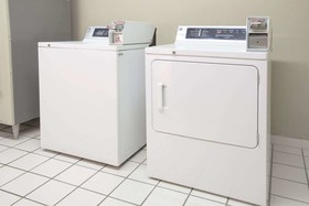 Days Inn & Suites by Wyndham Pine Bluff
