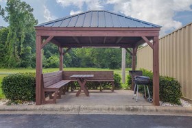 Days Inn & Suites by Wyndham Pine Bluff