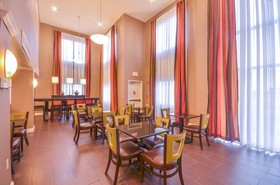 Holiday Inn Express & Suites Pine Bluff/Pines Mall