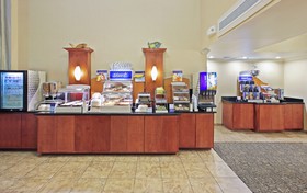 Holiday Inn Express & Suites Pine Bluff/Pines Mall