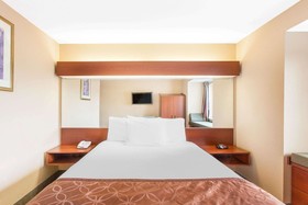 Microtel Inn & Suites by Wyndham Rogers