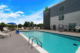 Holiday Inn Express & Suites Springdale Fayetteville Area