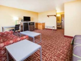 Super 8 by Wyndham Van Buren/Ft. Smith Area