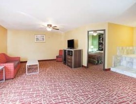 Super 8 by Wyndham Van Buren/Ft. Smith Area