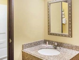Super 8 by Wyndham Van Buren/Ft. Smith Area